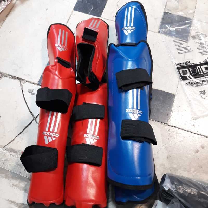 ساق رو پای دو تیکه ادیداس 